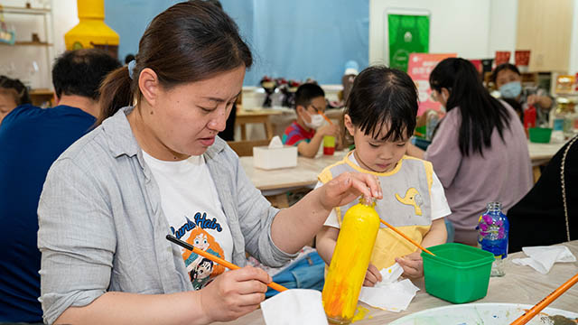 （與爸爸媽媽一起做手工、包粽子）